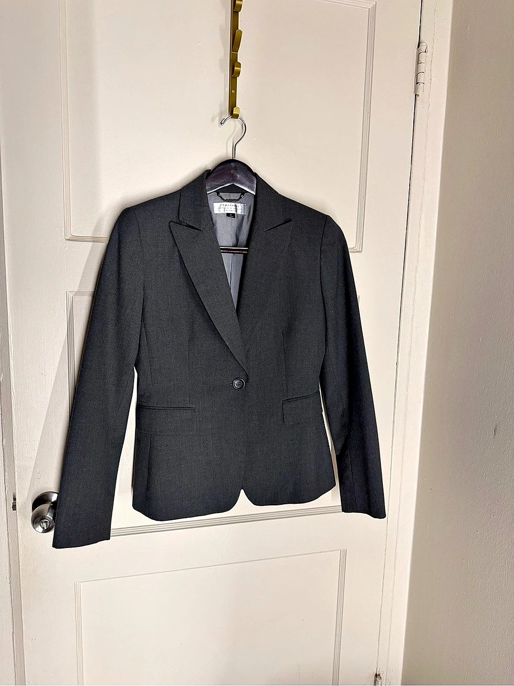 Tahari Arthur Small. Levine Women'Small Blazer Size Small Like New